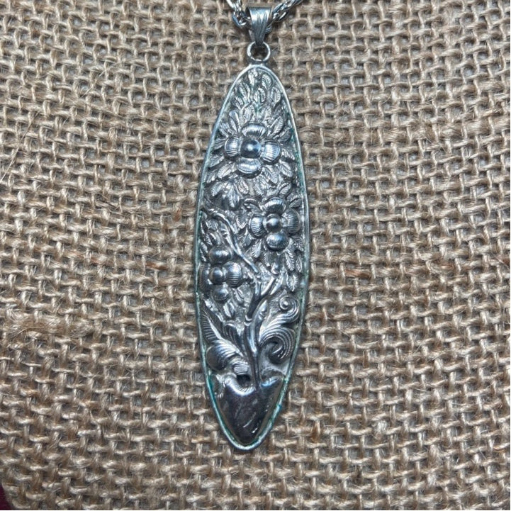 Tatting Shuttle Charm Necklace:925 Sterling Silver-Tatting Sewing.(T1103-013 )