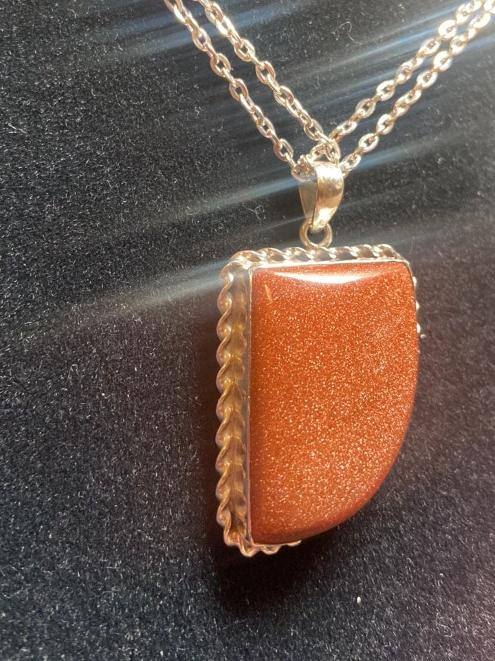 P3/11 - Natural Sunstone Pendant: 925 Sterling Silver (T12-011)