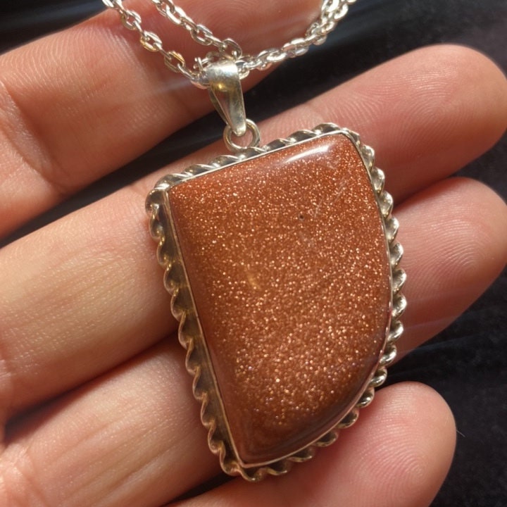 P3/11 - Natural Sunstone Pendant: 925 Sterling Silver (T12-011)