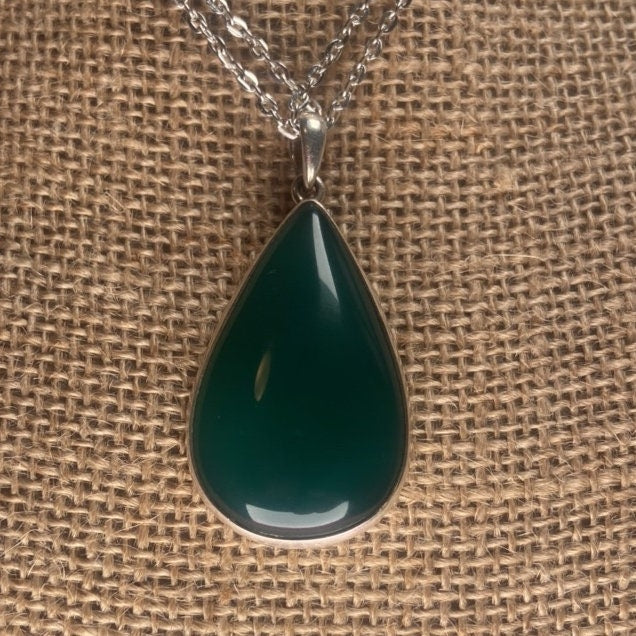 P3/27 - Natural Green Onyx Gemstone with of Silver Pendant. (T12-027)