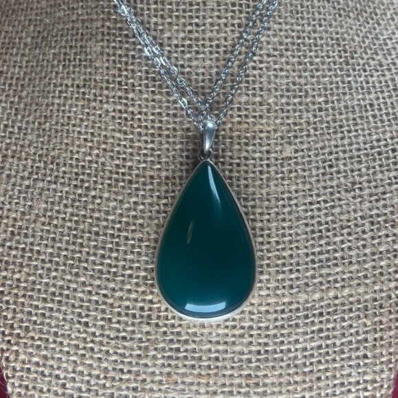 P3/27 - Natural Green Onyx Gemstone with of Silver Pendant. (T12-027)