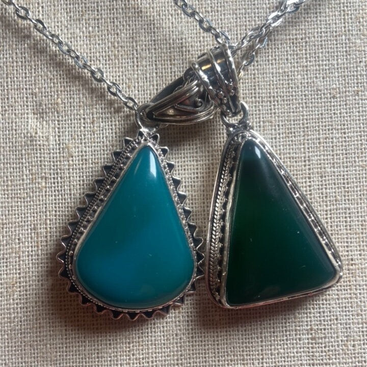 P3/28 - Natural Green Onyx Gemstone with of Silver Pendant. (T12-028)
