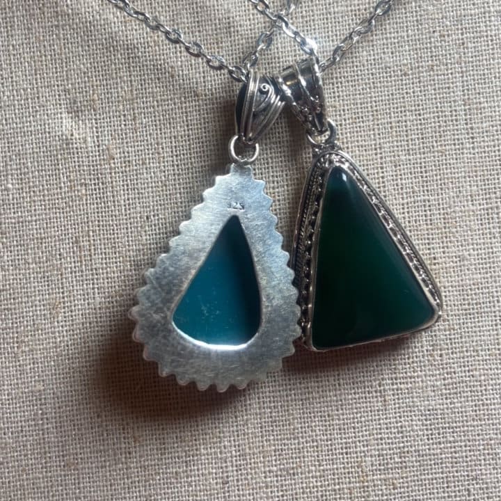 P3/28 - Natural Green Onyx Gemstone with of Silver Pendant. (T12-028)