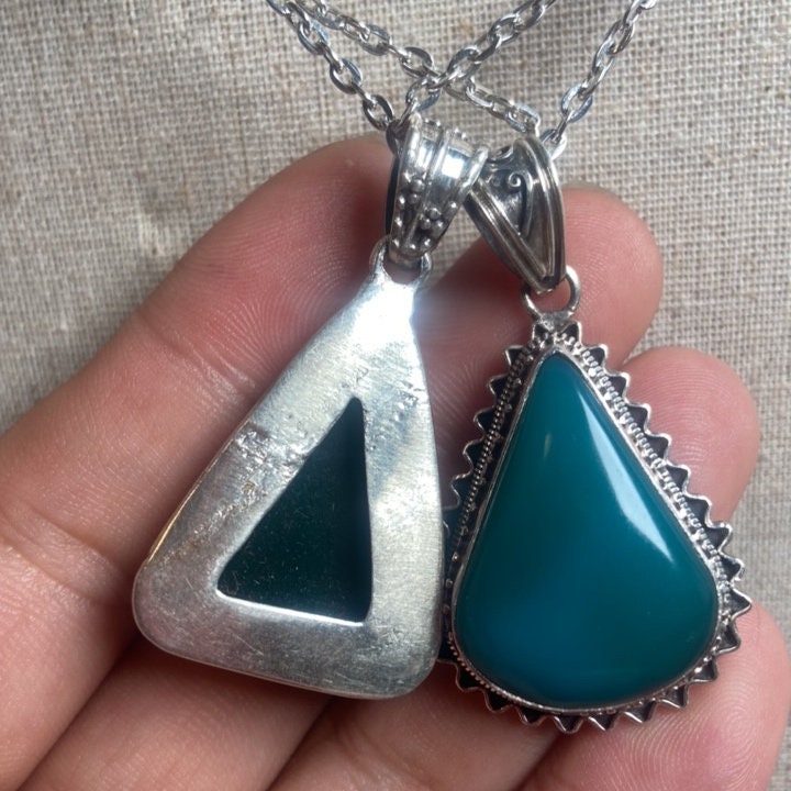 P3/28 - Natural Green Onyx Gemstone with of Silver Pendant. (T12-028)