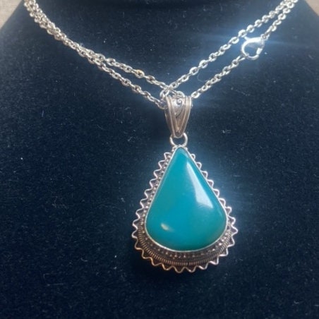 P3/28 - Natural Green Onyx Gemstone with of Silver Pendant. (T12-028)