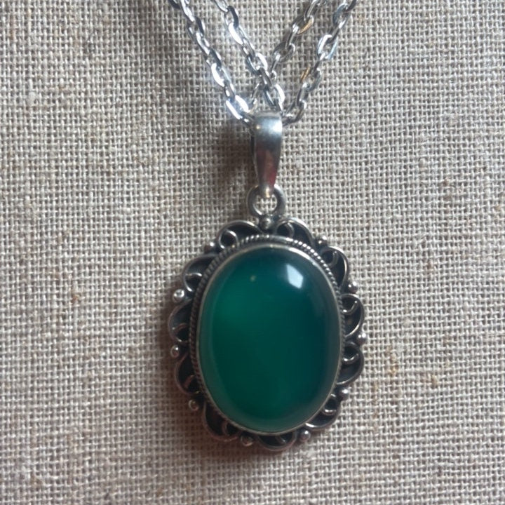 P3/29 - Natural Green Onyx Gemstone with of Silver Pendant. (T12-029)
