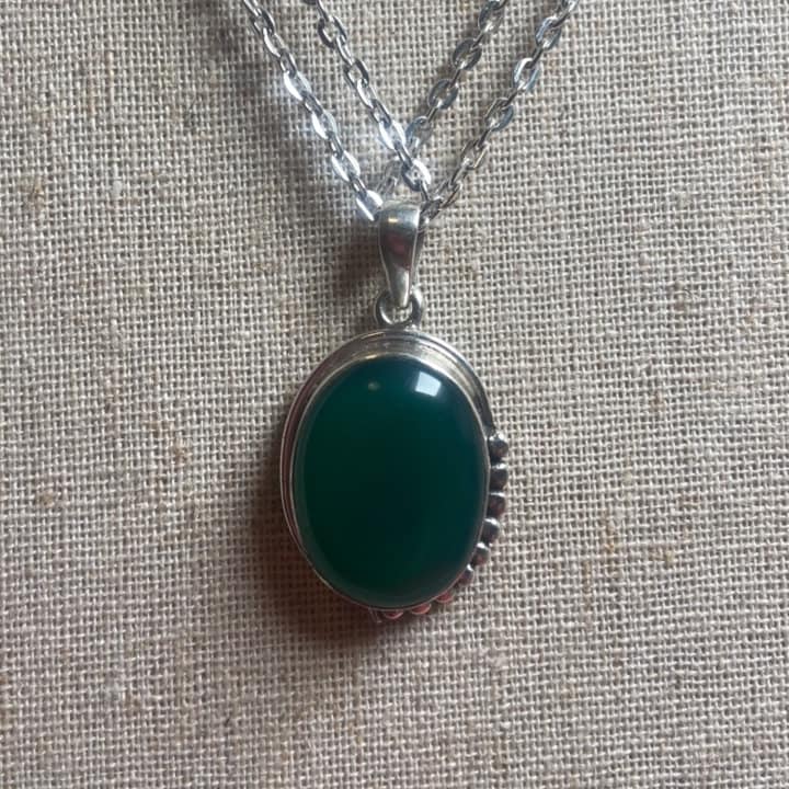 P3/30 - Natural Green Onyx Gemstone with of Silver Pendant. (T12-030)