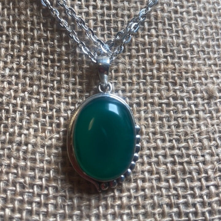P3/30 - Natural Green Onyx Gemstone with of Silver Pendant. (T12-030)
