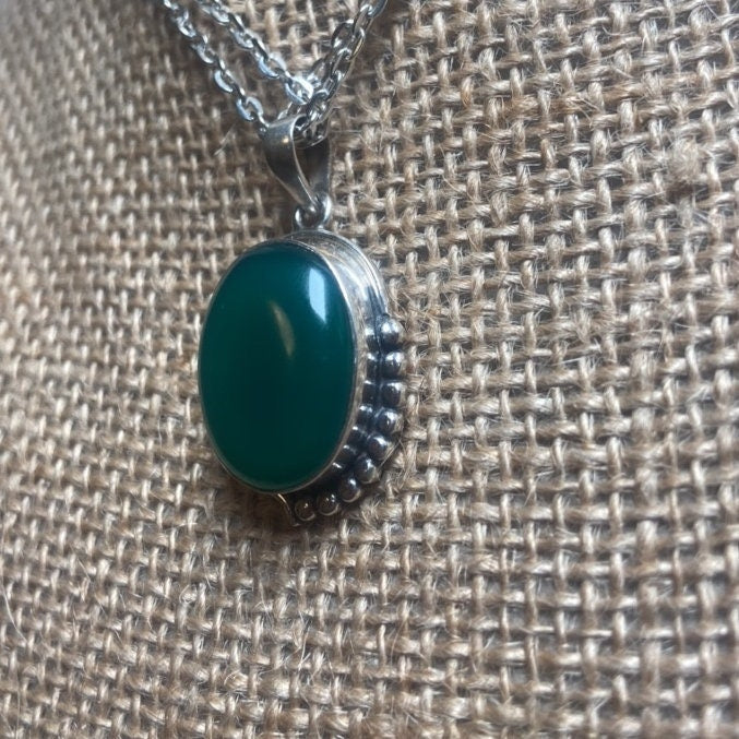 P3/30 - Natural Green Onyx Gemstone with of Silver Pendant. (T12-030)