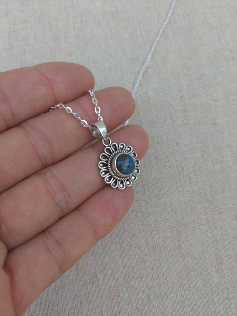 Handmade Sterling Silver Labradorite Pendant: Floral Design