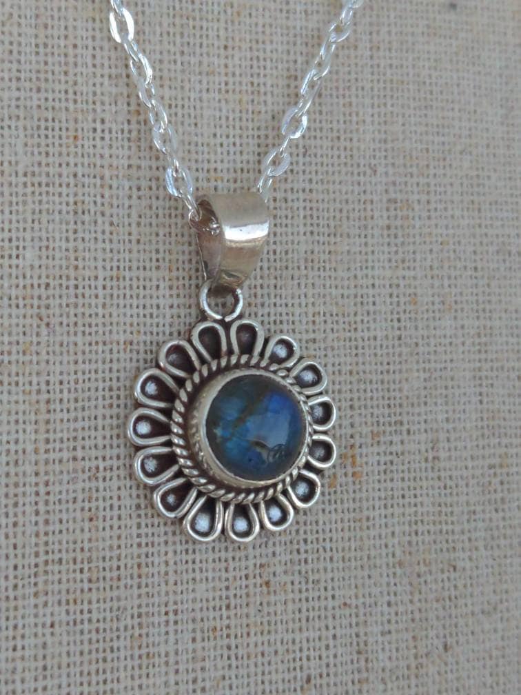 Handmade Sterling Silver Labradorite Pendant: Floral Design