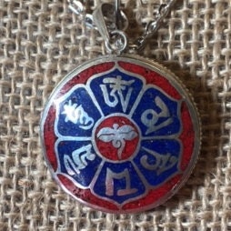 Om Mani Padme Hug, Buddhist Necklace Silver Pendant. (Central Buddha eye) (T1102-002.6)