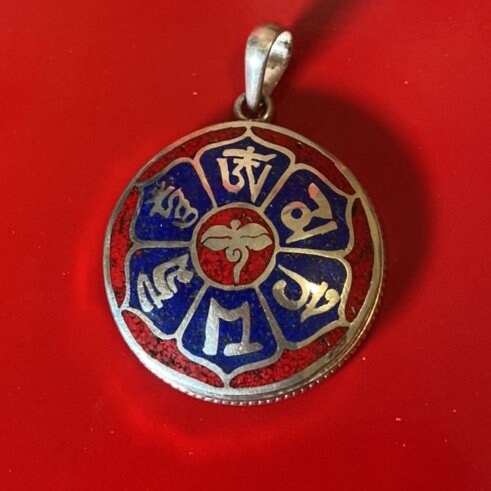 Om Mani Padme Hug, Buddhist Necklace Silver Pendant. (Central Buddha eye) (T1102-002.6)