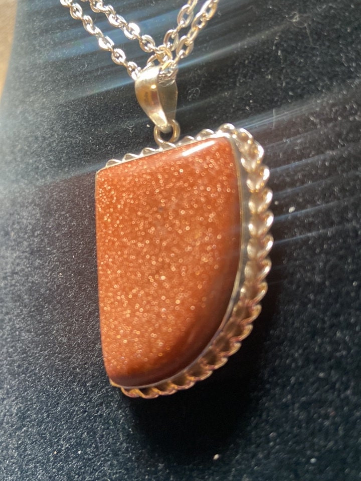 P3/11 - Natural Sunstone Pendant: 925 Sterling Silver (T12-011)