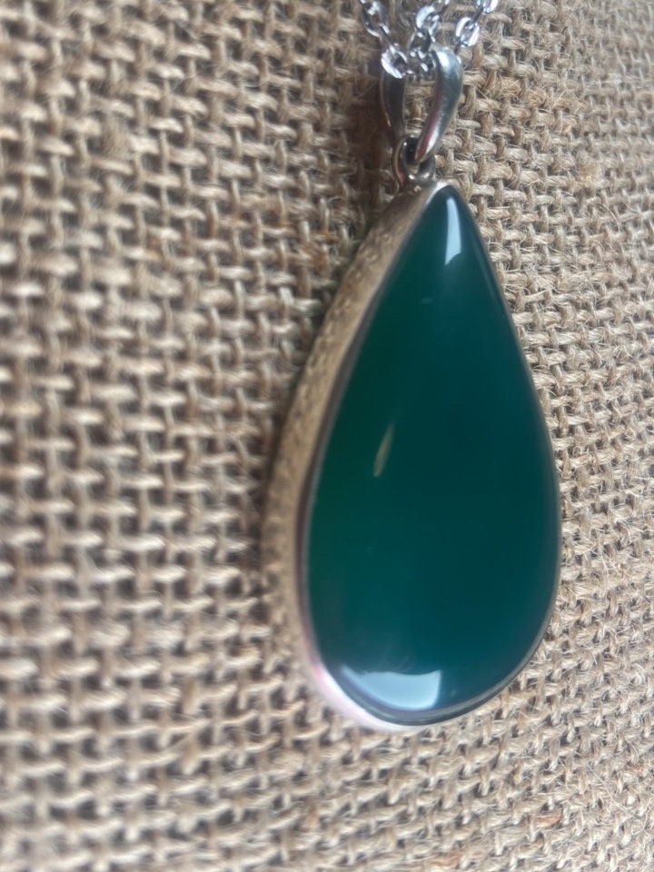 P3/27 - Natural Green Onyx Gemstone with of Silver Pendant. (T12-027)