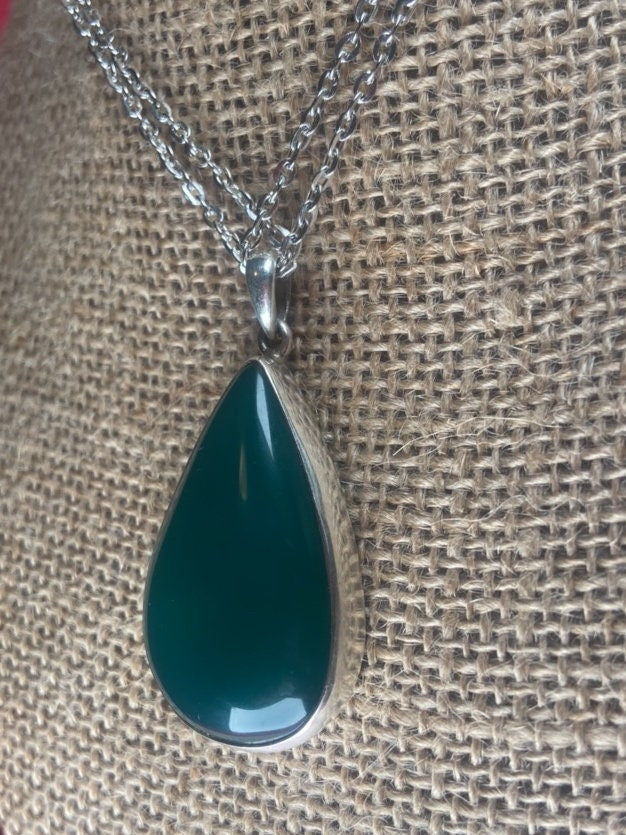 P3/27 - Natural Green Onyx Gemstone with of Silver Pendant. (T12-027)