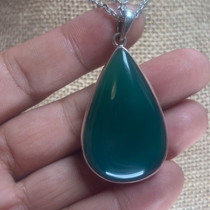 P3/27 - Natural Green Onyx Gemstone with of Silver Pendant. (T12-027)