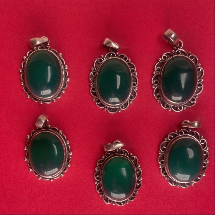P3/29 - Natural Green Onyx Gemstone with of Silver Pendant. (T12-029)