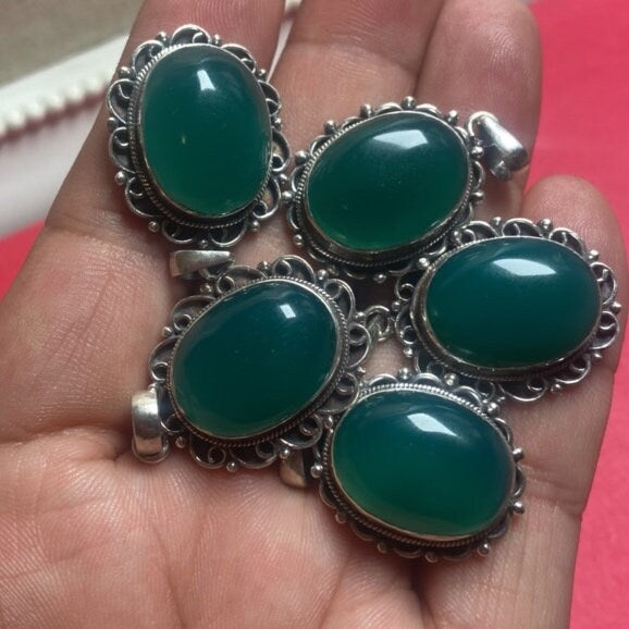 P3/29 - Natural Green Onyx Gemstone with of Silver Pendant. (T12-029)