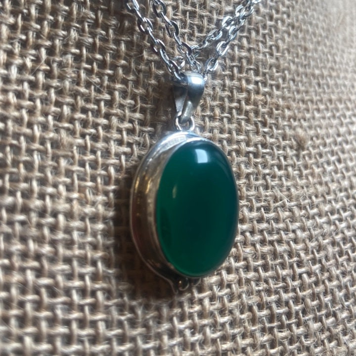 P3/30 - Natural Green Onyx Gemstone with of Silver Pendant. (T12-030)
