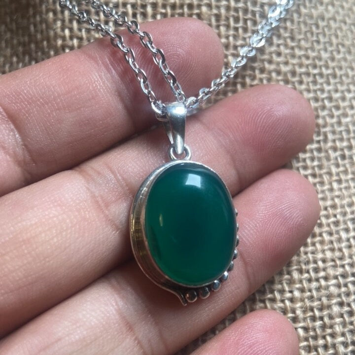 P3/30 - Natural Green Onyx Gemstone with of Silver Pendant. (T12-030)