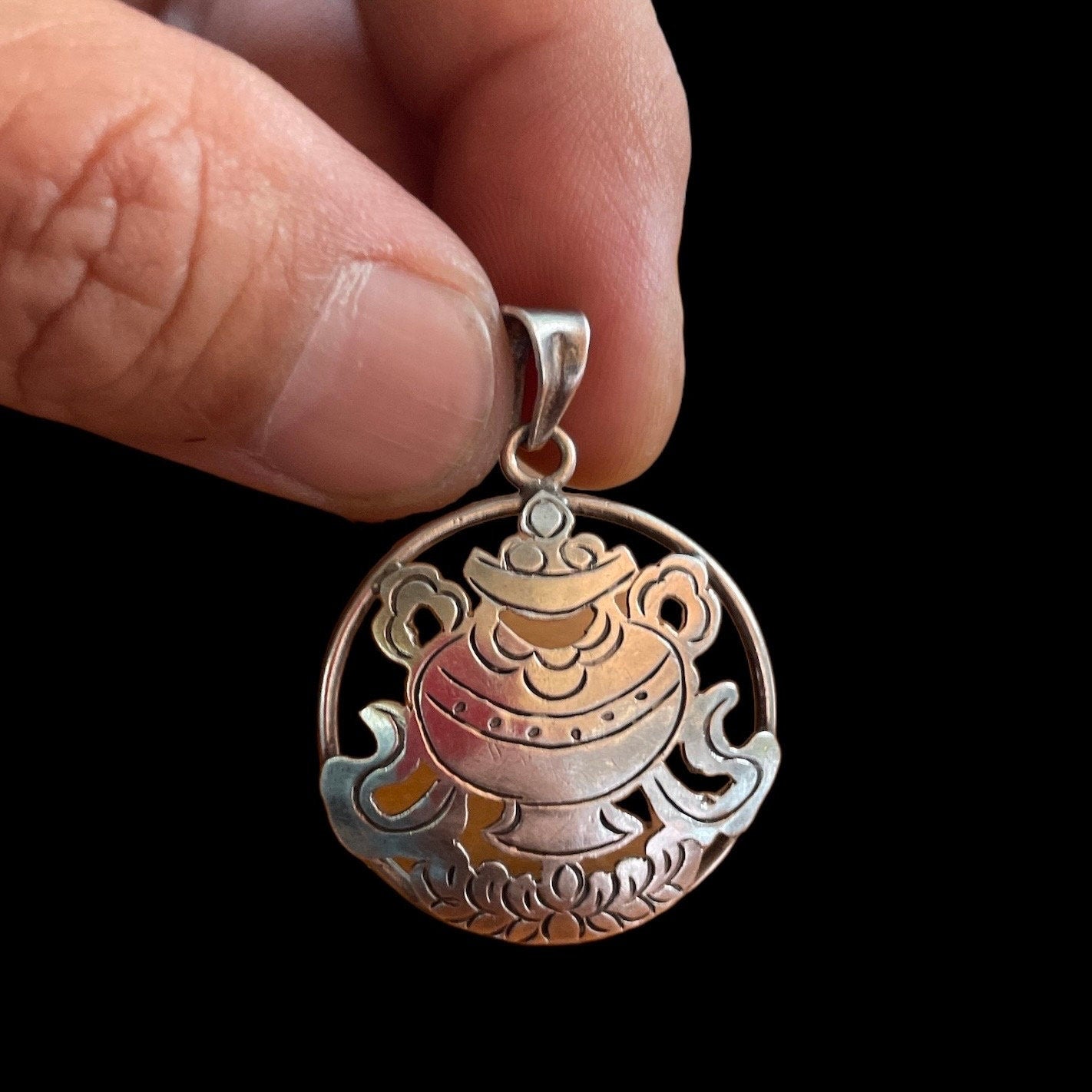Lrg. Conch Shell of Far Renown (Silver Pendant of Auspicious symbol) (T1102-004.8)