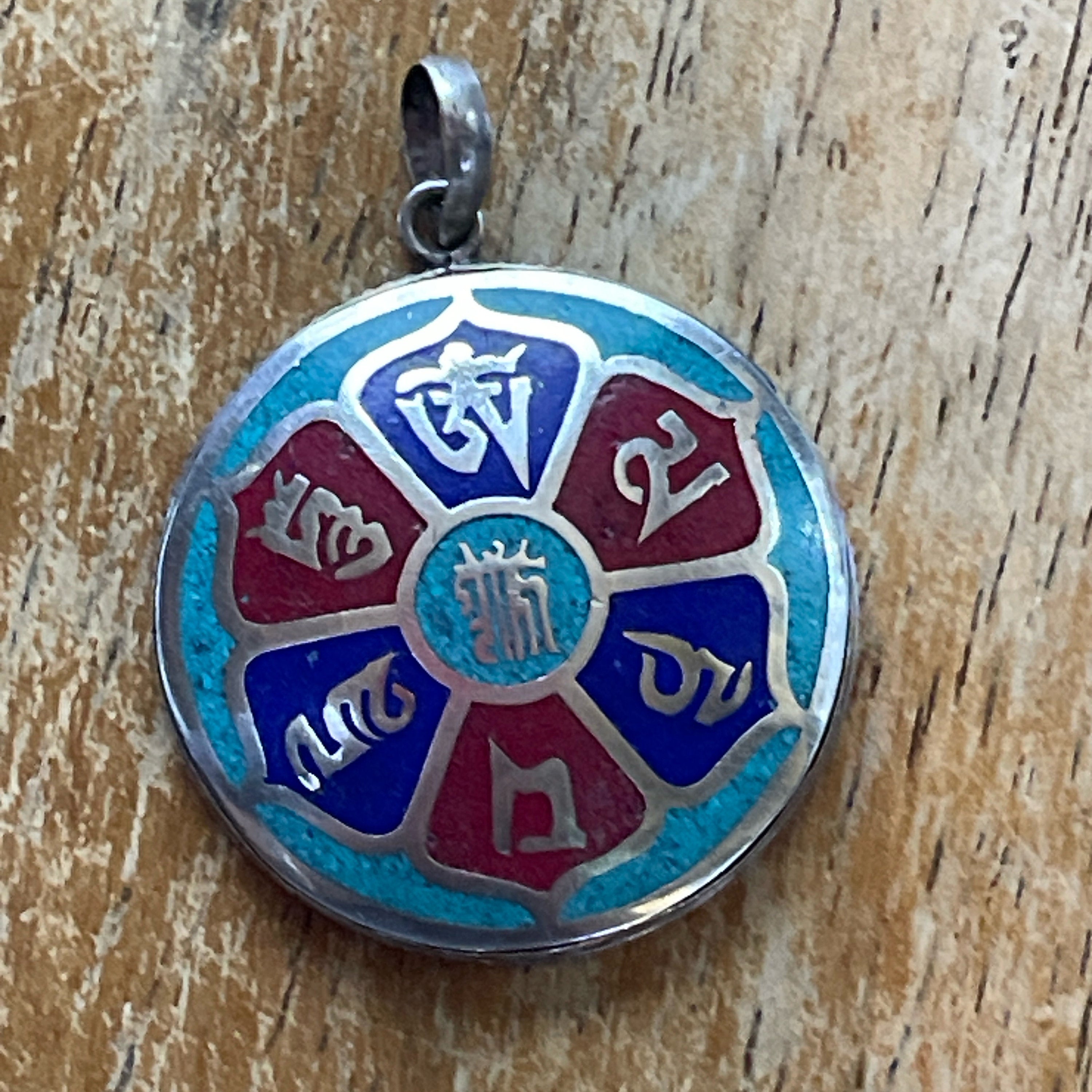 Om Mani Padme Hug, Buddhist Necklace Silver Pendant. (Central Buddha eye) (T1102-002.6)