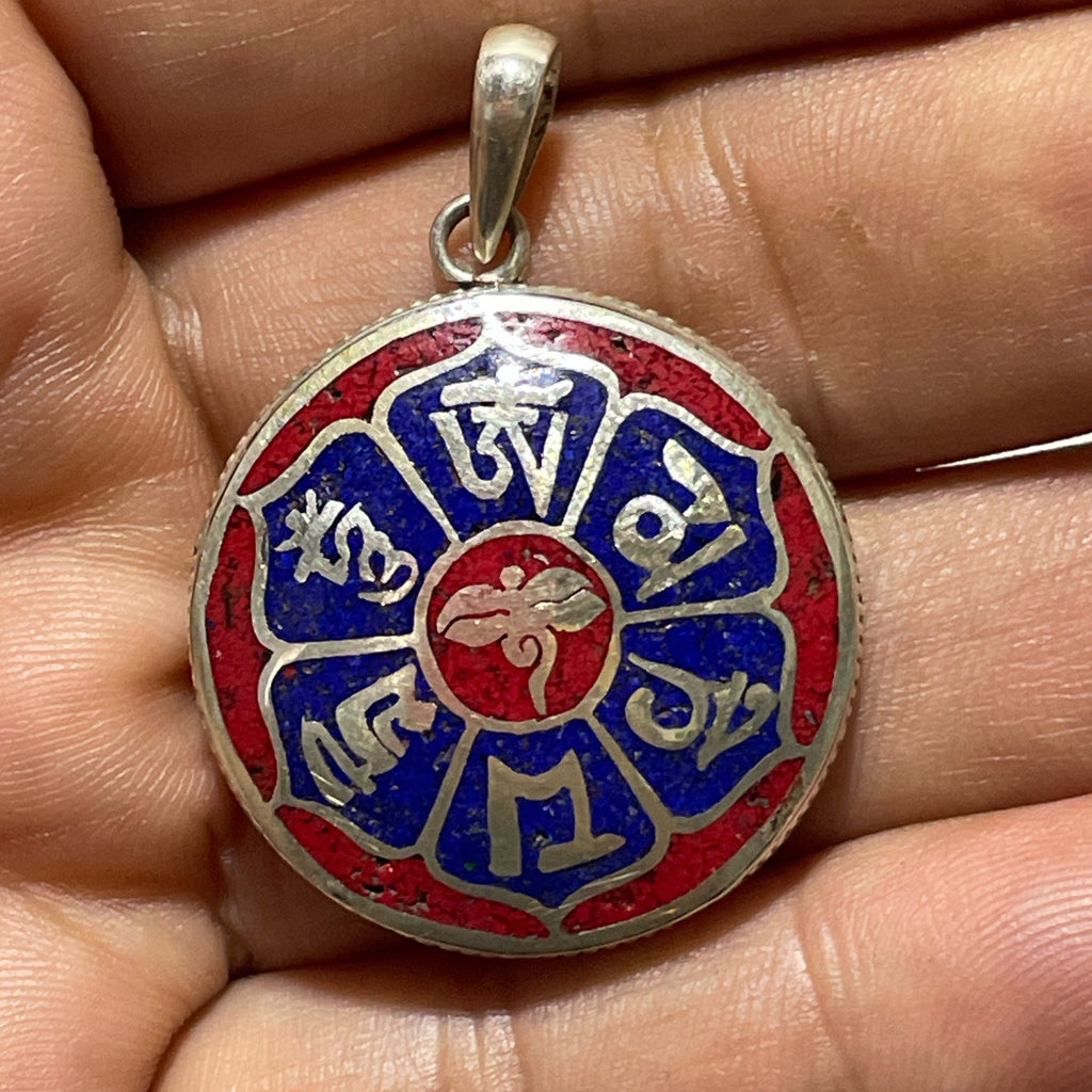 Om Mani Padme Hug, Buddhist Necklace Silver Pendant. (Central Buddha eye) (T1102-002.6)