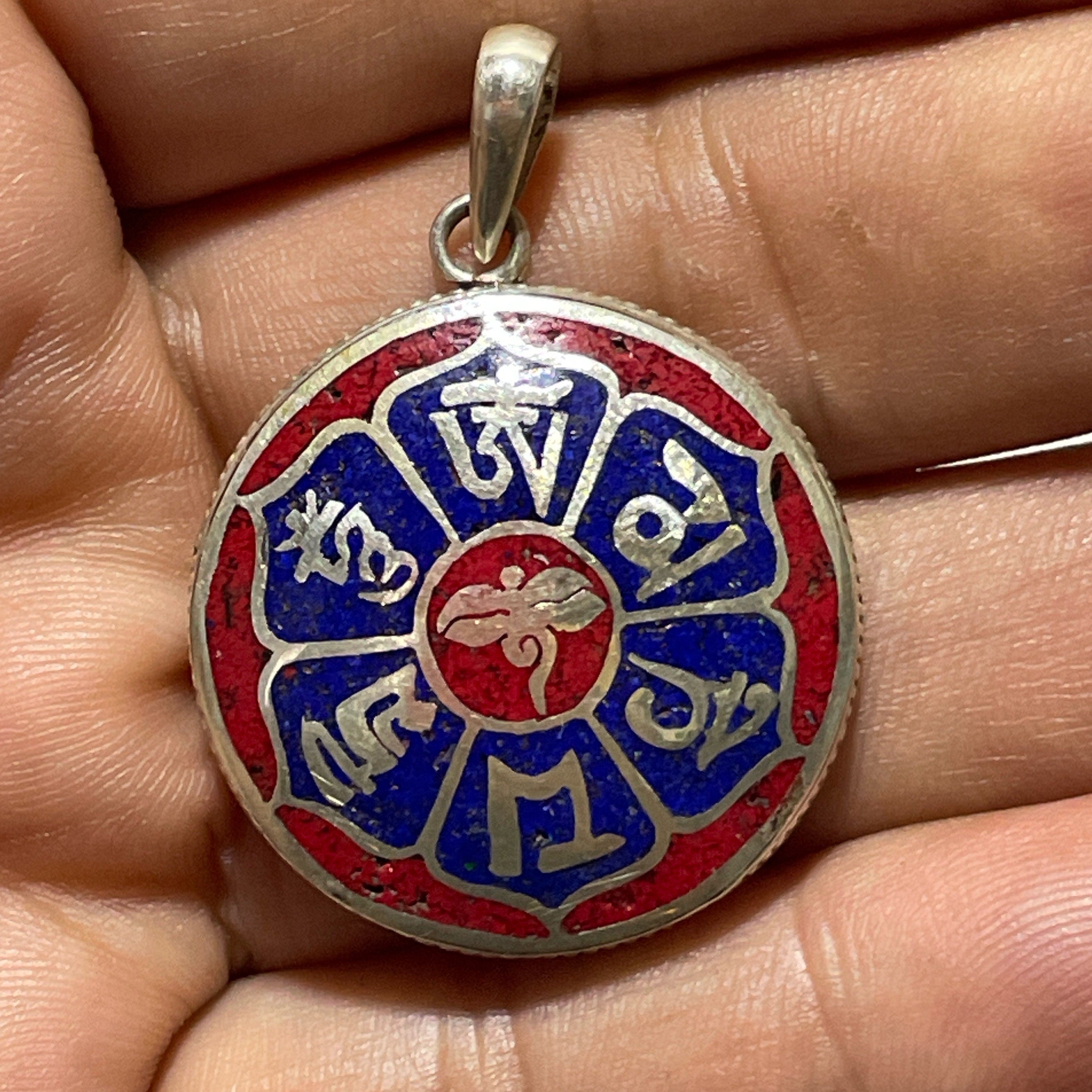 Om Mani Padme Hug, Buddhist Necklace Silver Pendant. (Central Buddha eye) (T1102-002.6)