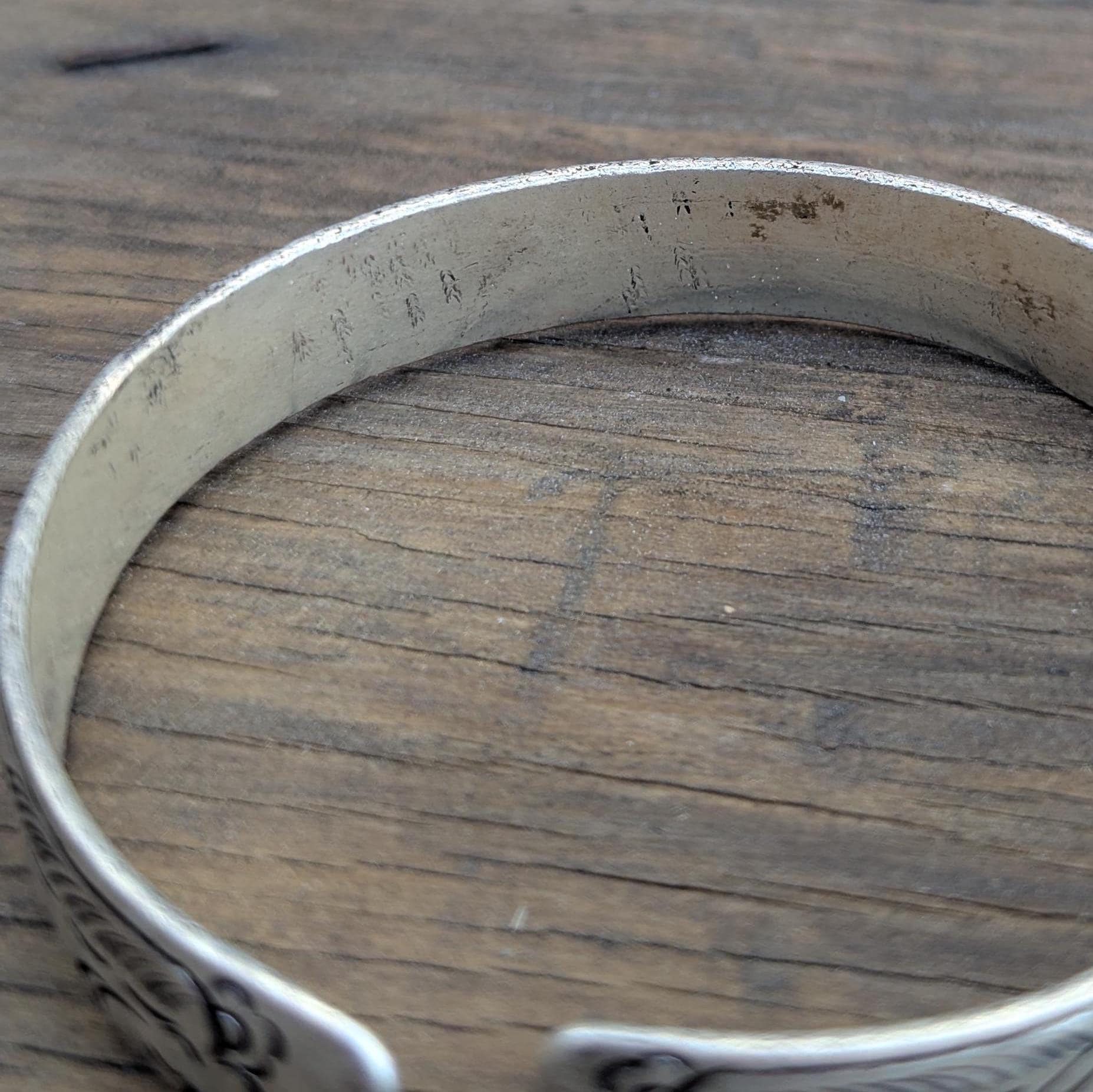 Vintage Traditional Tibetan Silver Metal Carving Cuff Bracelet (cb-116)