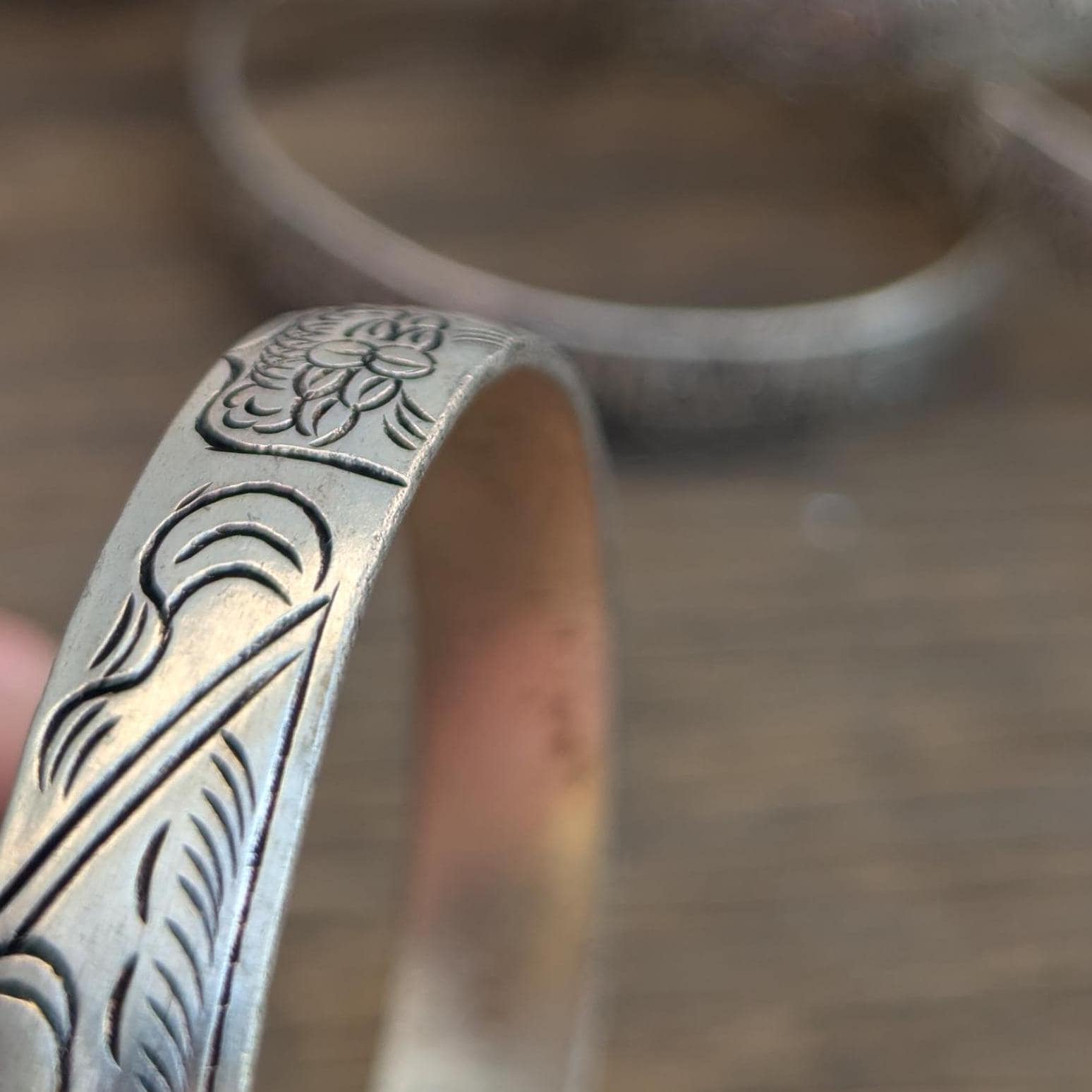 Vintage Traditional Tibetan Silver Metal Carving Cuff Bracelet (cb-116)