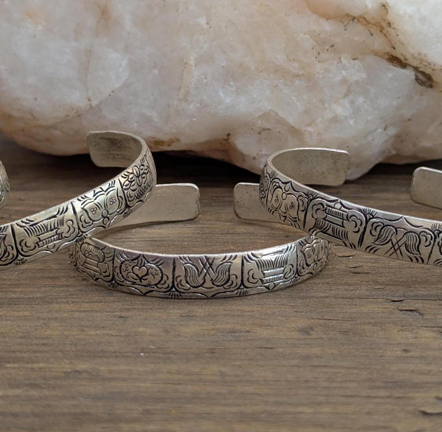 Vintage Traditional Tibetan Silver Metal Carving Cuff Bracelet (cb-116)