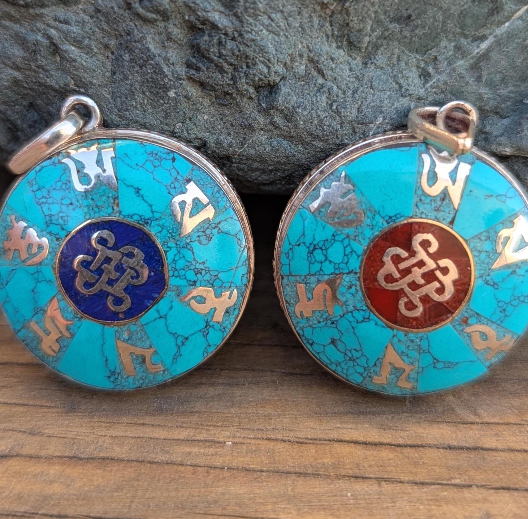 Om Mani Padme Hug, Buddhist Necklace Silver Pendant.(Central The Glorious Endless Knot) (T1102-002.2)