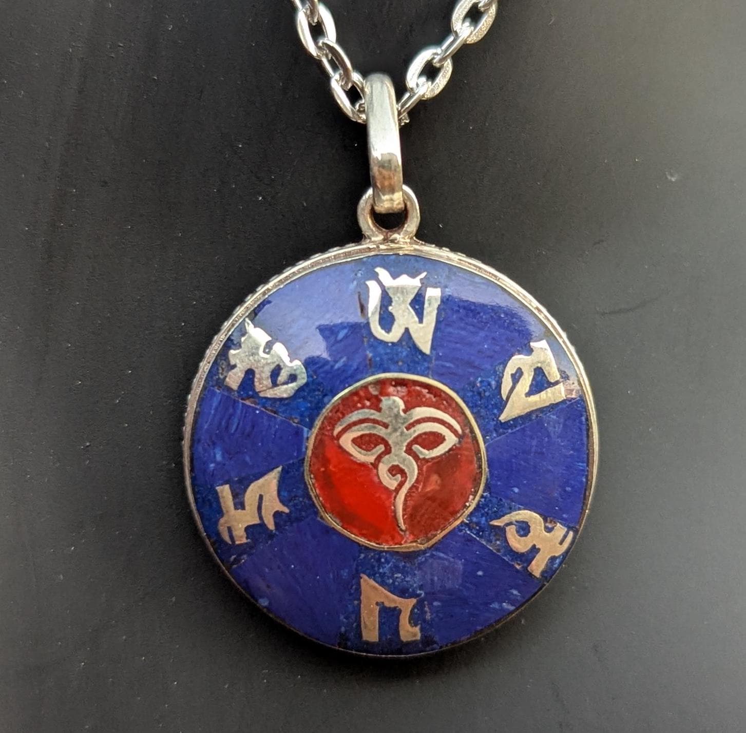 Om Mani Padme Hug, Buddhist Necklace Silver Pendant. (Central Buddha eye) (T1102-002.4)