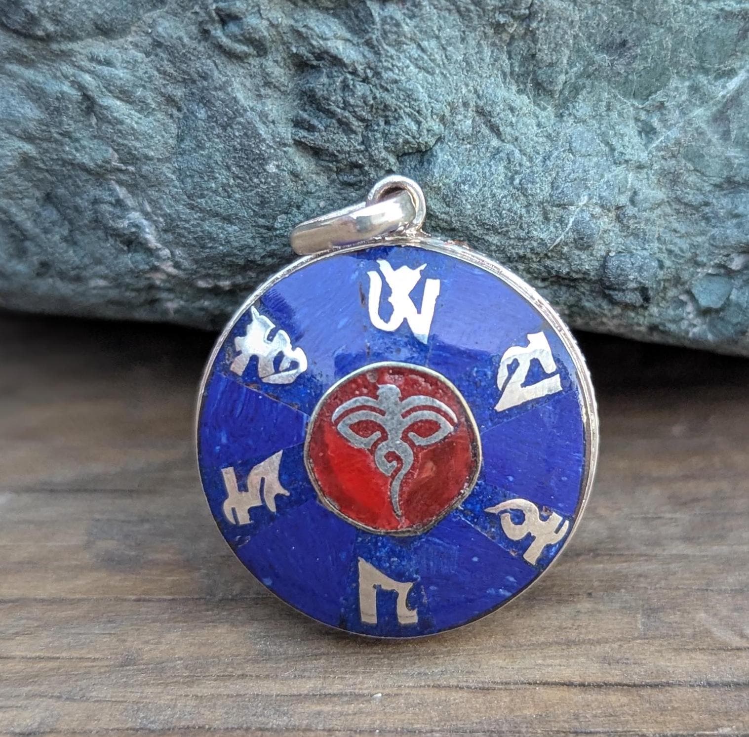 Om Mani Padme Hug, Buddhist Necklace Silver Pendant. (Central Buddha eye) (T1102-002.4)