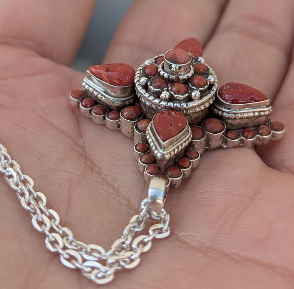 Silver Pendant with Coral gemstone.(T1103-004)