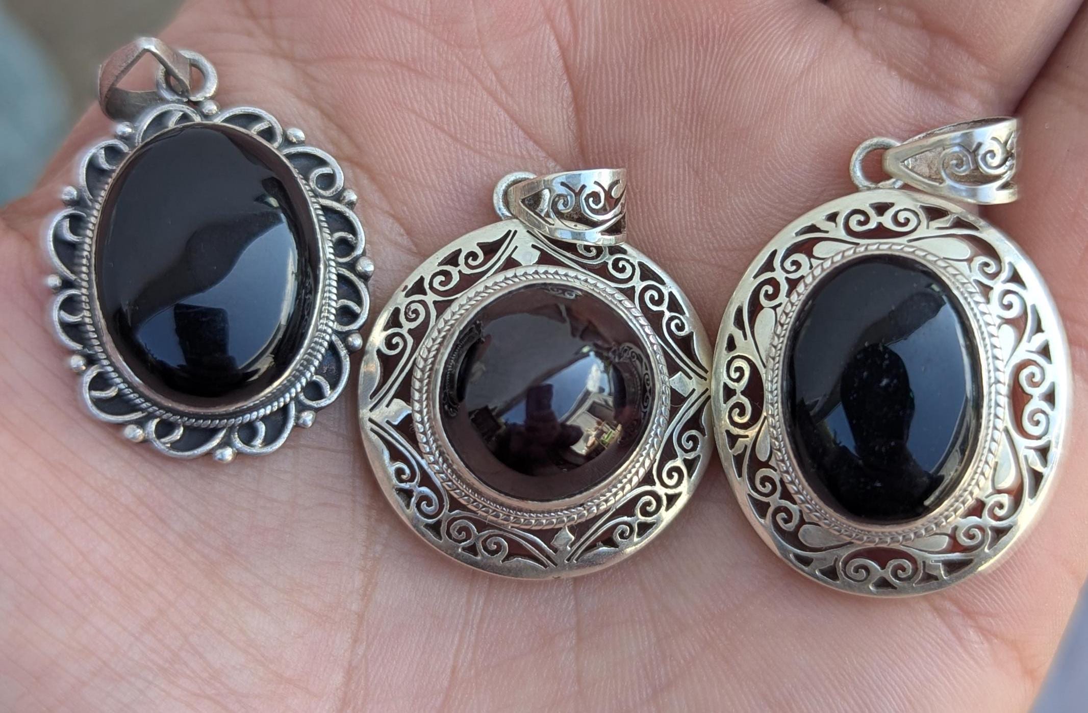 P3/15-17 - Natural Black Onyx Oval: 925 Sterling Silver Pendant (T12-015-17)