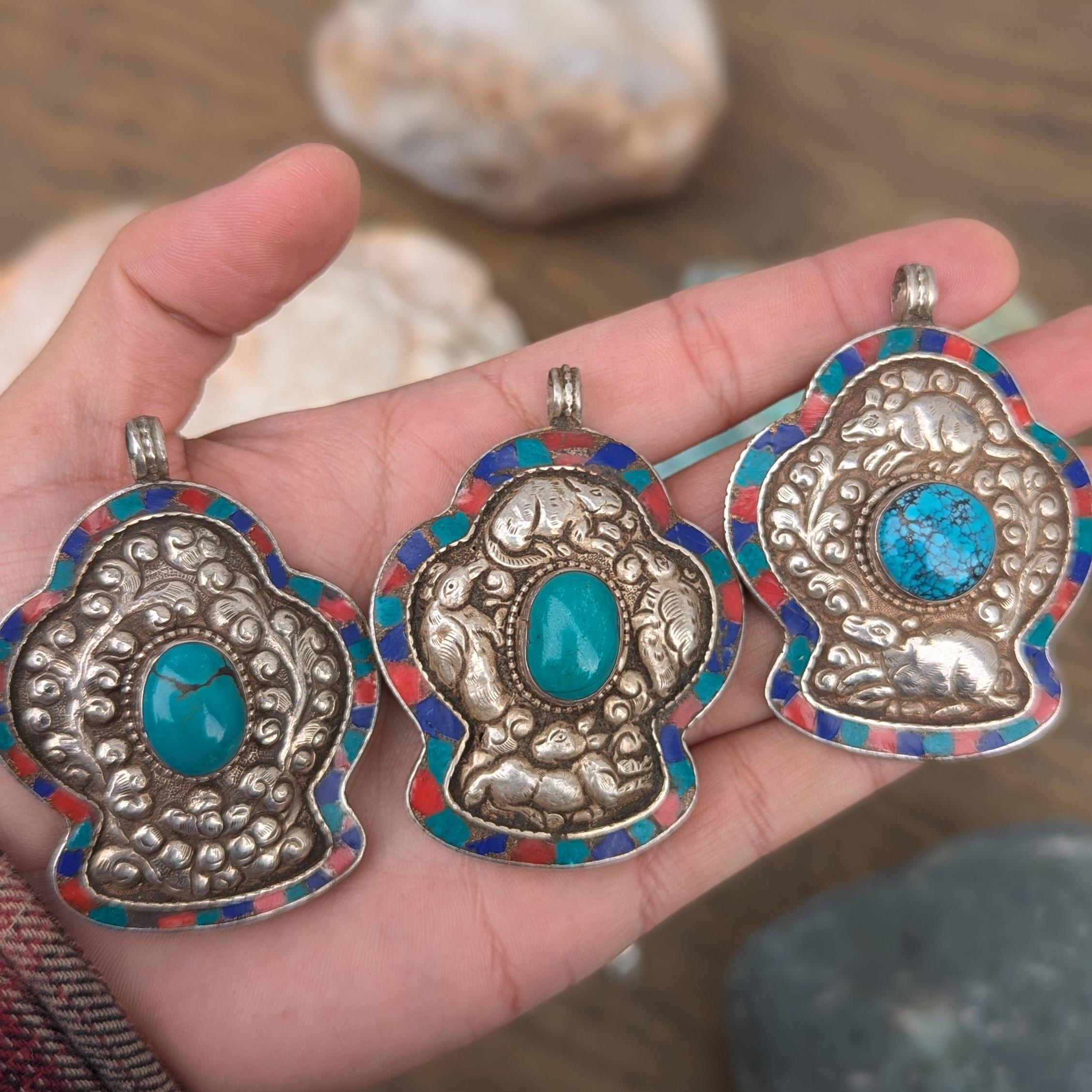 Unique white brass Tibetan medallion pendant collection with Turquoise gemstone (p7-014)