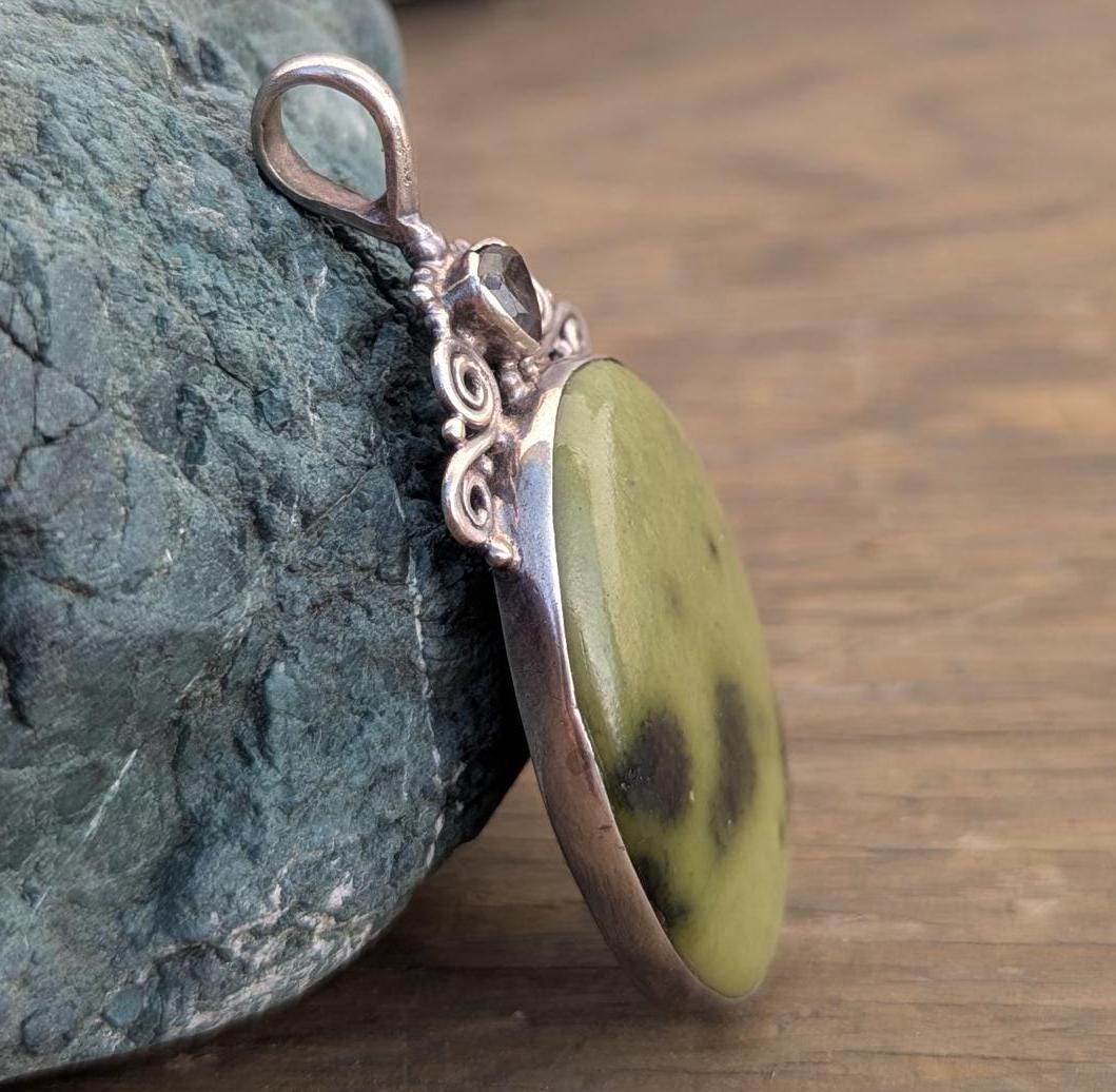 Vintage Serpentine pendant with crystal crown (p7-022)