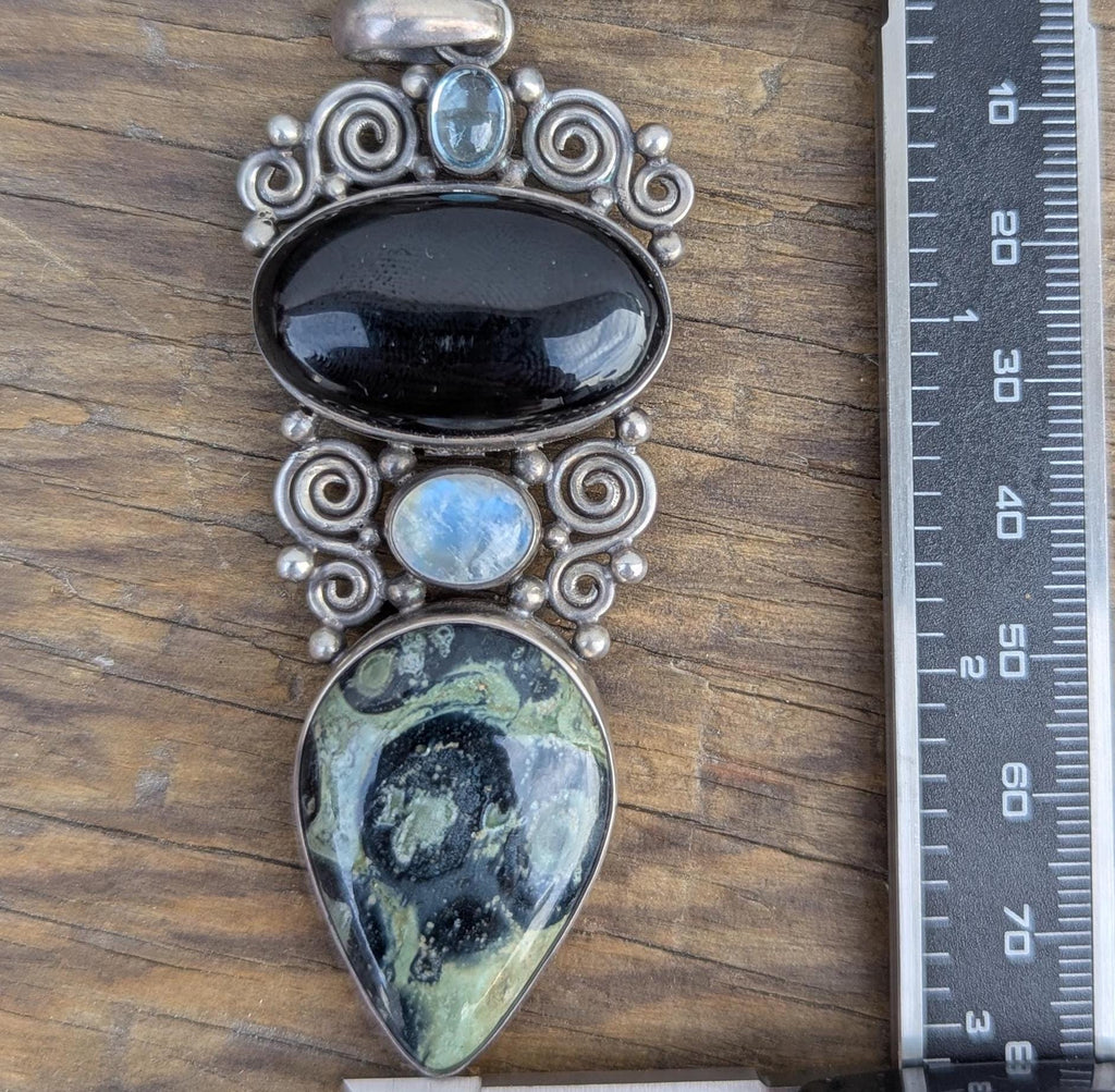 Vintage sterling silver pendant with serpentine and black onyx gemstone with crystal crown (p7-026)