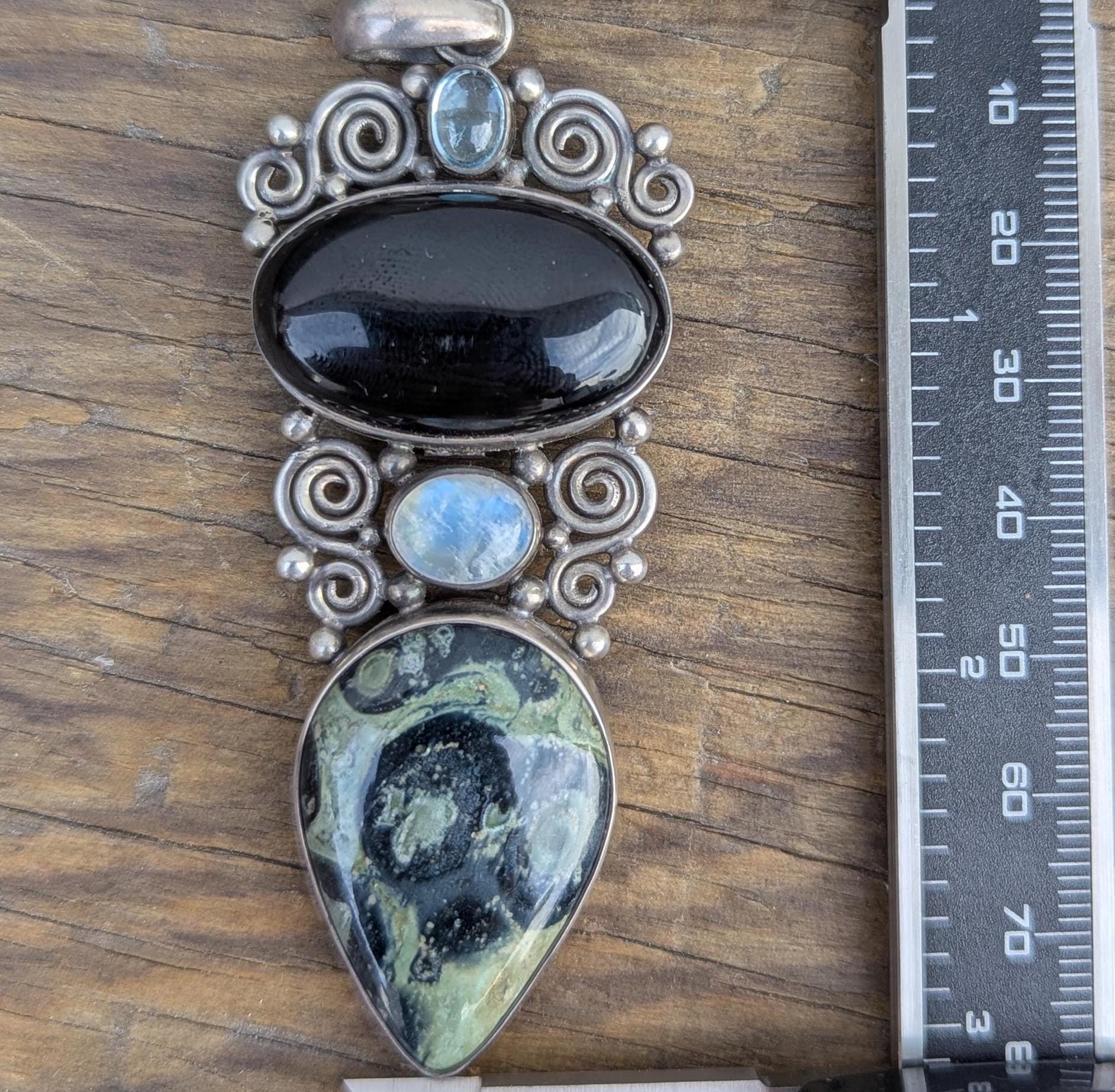 Vintage sterling silver pendant with serpentine and black onyx gemstone with crystal crown (p7-026)