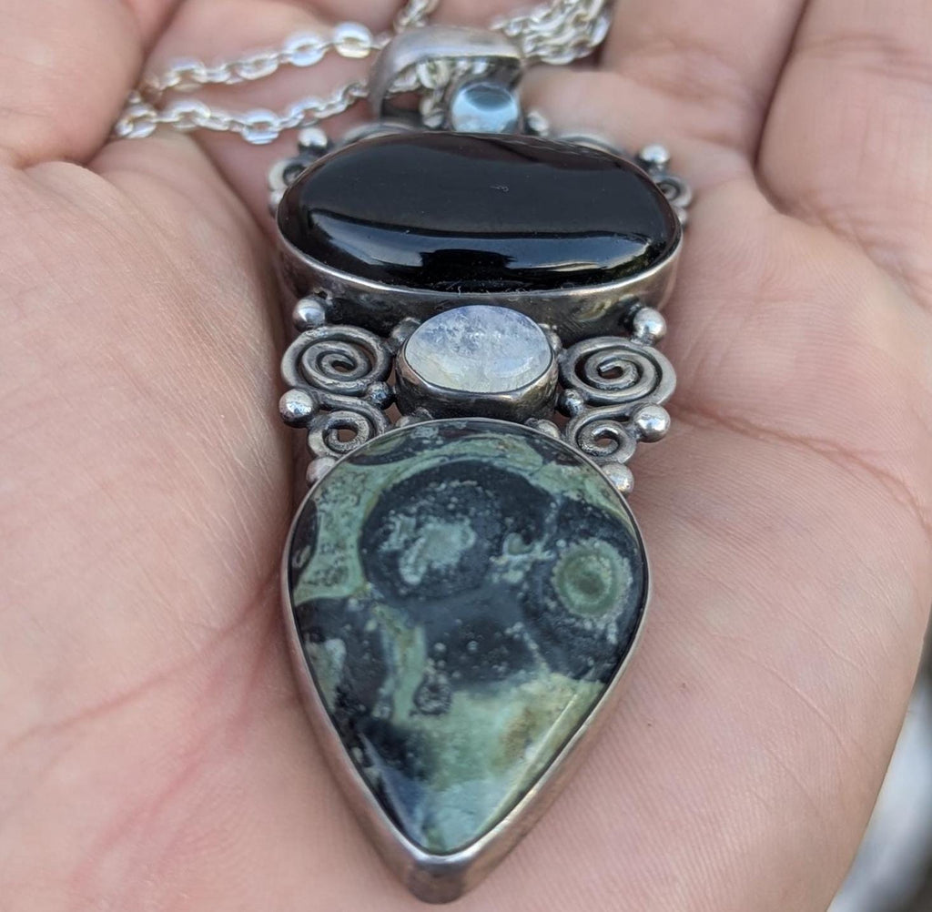 Vintage sterling silver pendant with serpentine and black onyx gemstone with crystal crown (p7-026)