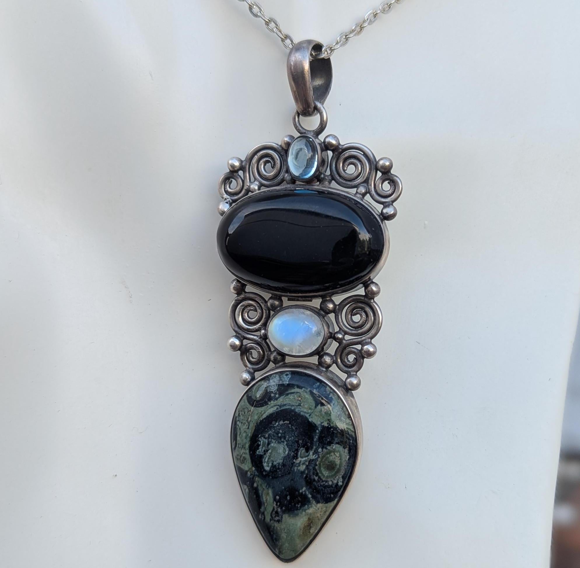 Vintage sterling silver pendant with serpentine and black onyx gemstone with crystal crown (p7-026)