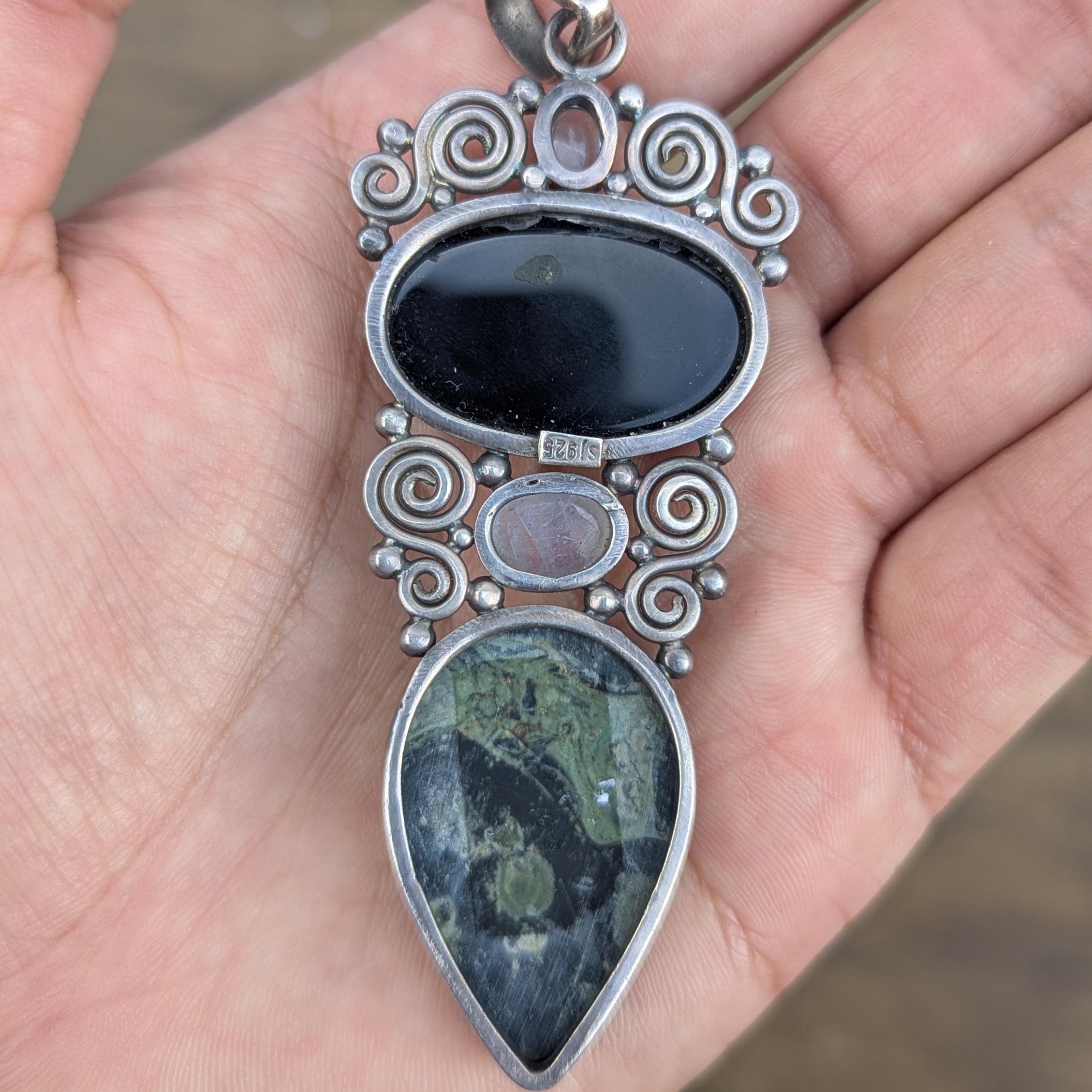 Vintage sterling silver pendant with serpentine and black onyx gemstone with crystal crown (p7-026)