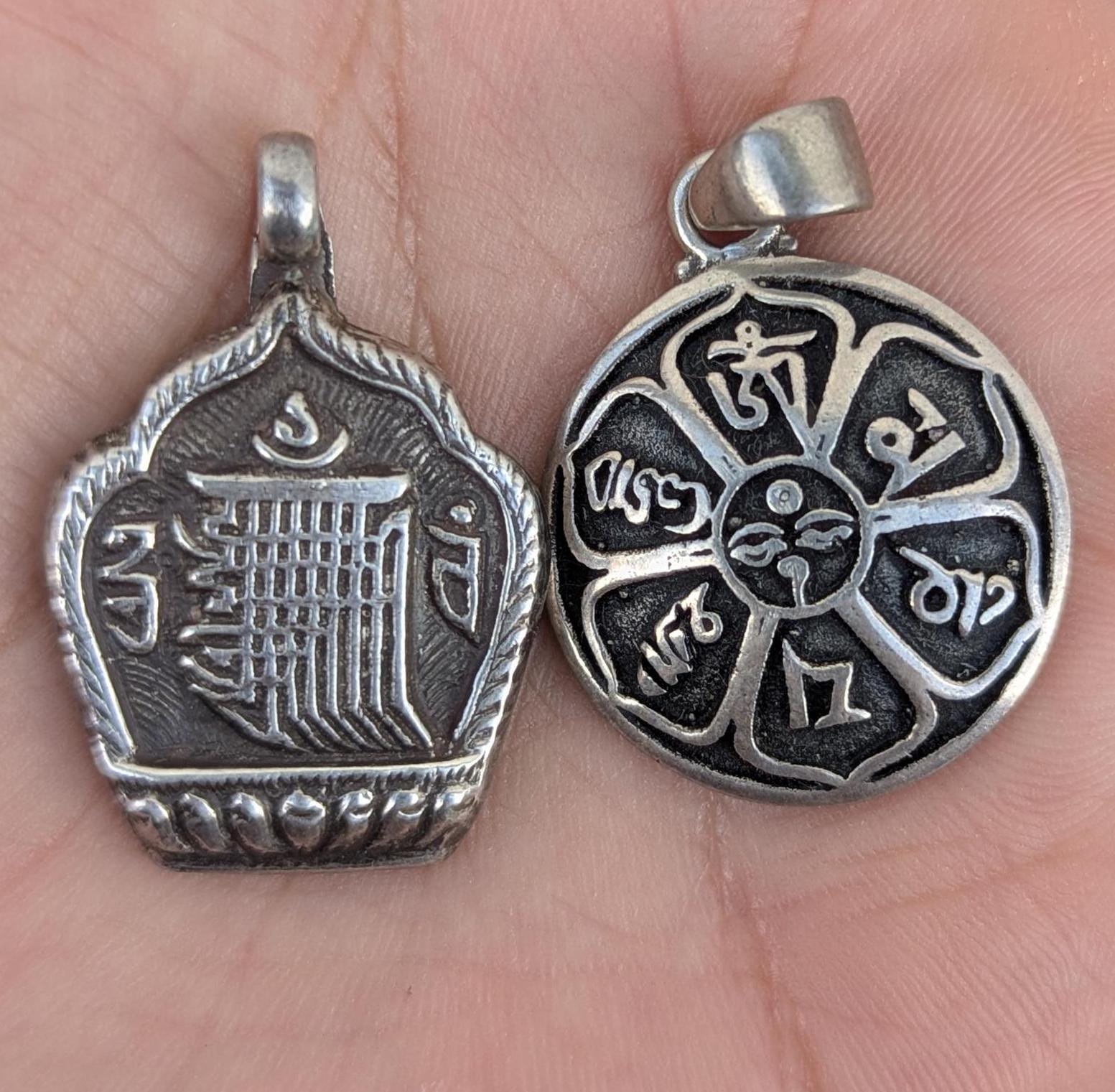 Handmade Tibetan sterling silver Om Mani Padme Hum medallion pendant (p7-038)