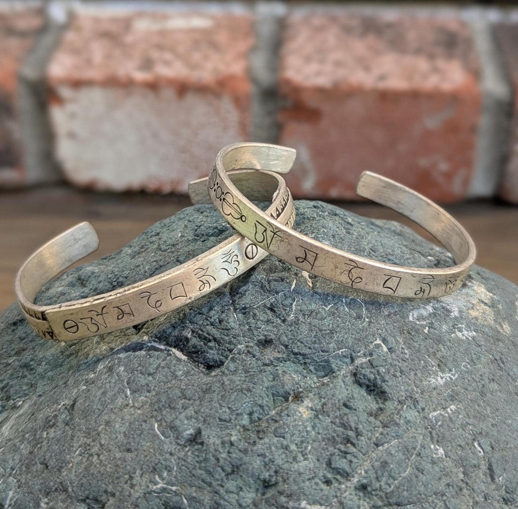 VINTAGE Tibetan Buddhist Mantra Cuff BRACELET: Om Mani Padme Hum Cuff CB-111