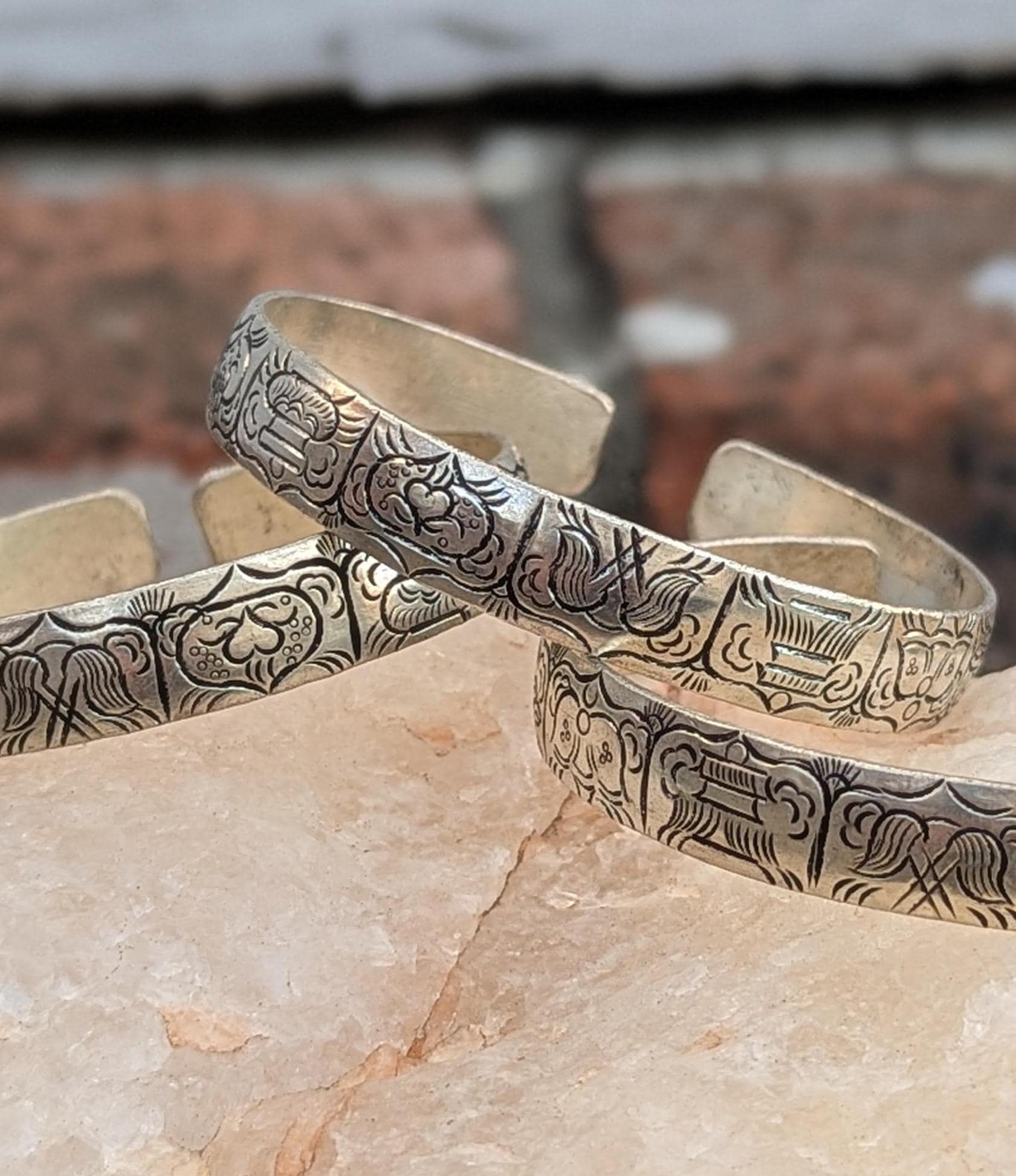 Vintage Traditional Tibetan Silver Metal Carving Cuff Bracelet (cb-116)