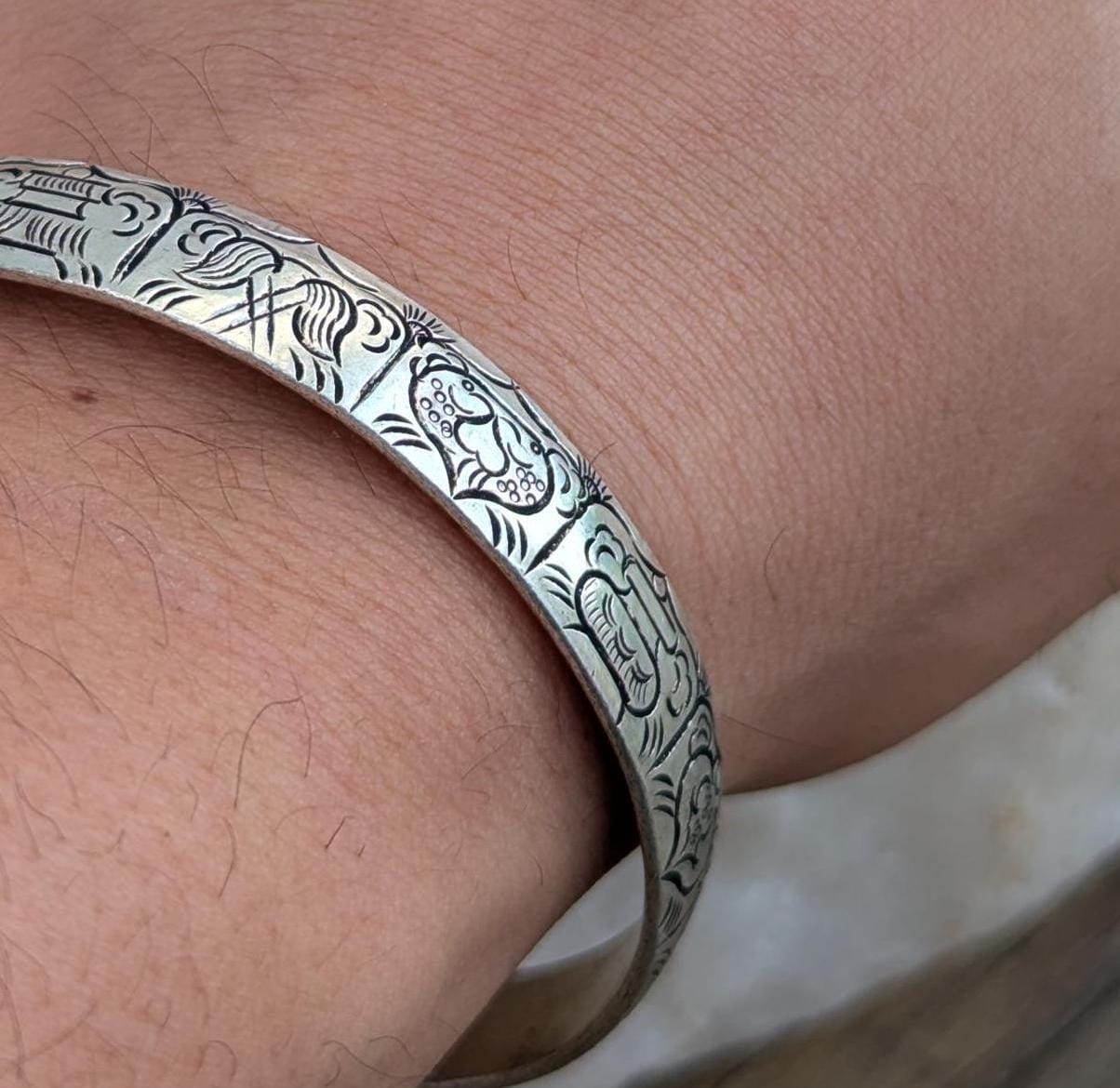 Vintage Traditional Tibetan Silver Metal Carving Cuff Bracelet (cb-116)