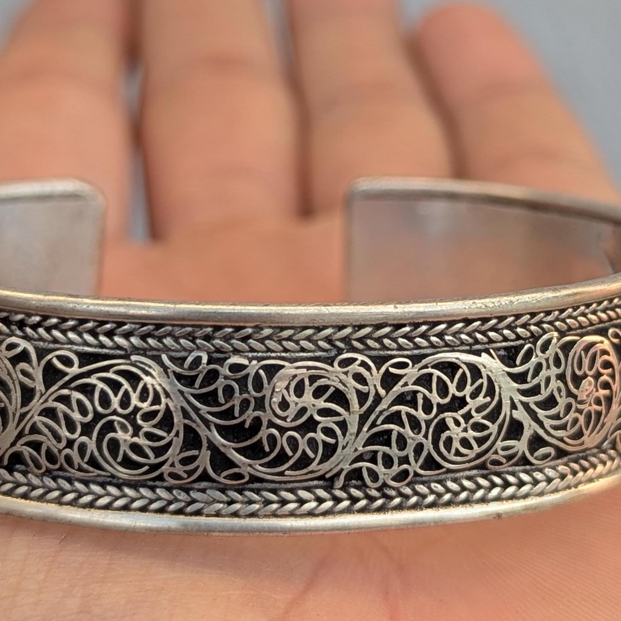 Vintage Handmade Silver carving Tibetan Cuff Bracelet (cb-117)