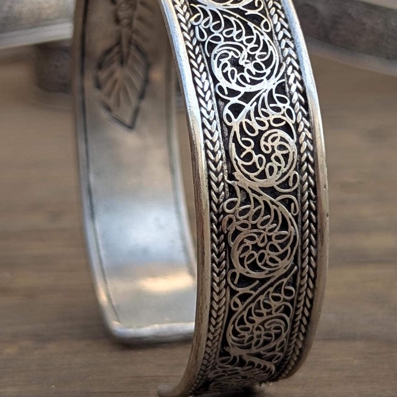Vintage Handmade Silver carving Tibetan Cuff Bracelet (cb-117)